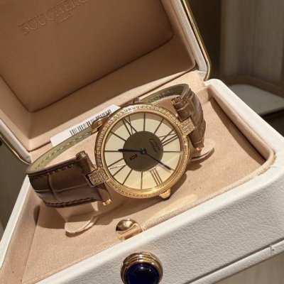 A stunning vintage Cartier Must Be watch with understated luxury and sophistica