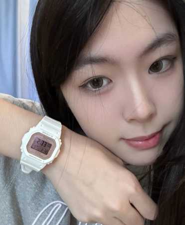 This watch really hits me. This Casio little square is so pretty. It's very beau - Click Image to Close