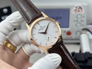 White light textured finish, diamonds +50 Ddd. Classic charm, a classic reborn,