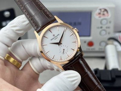 White light textured finish, diamonds +50 Ddd. Classic charm, a classic reborn,