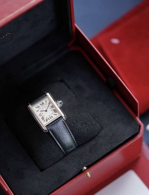 Cartier Tank series, model Wsta0041, quartz movement, 18K gold, 33.7 x 25.5 mm d